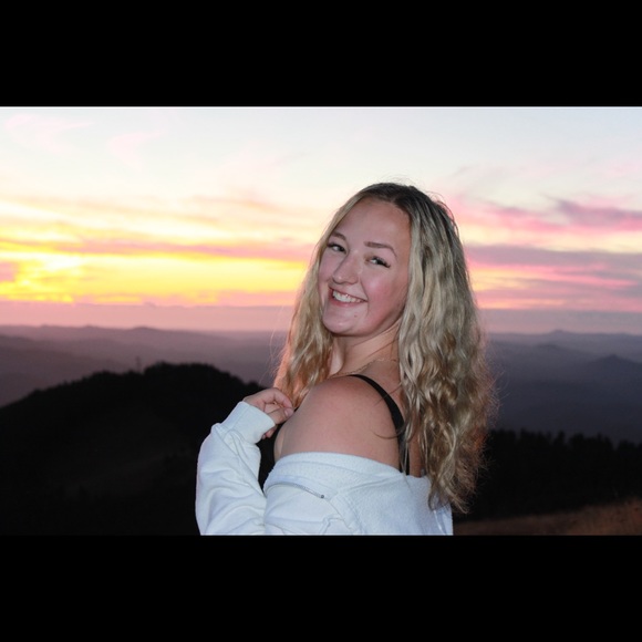 Meet your posher, Paige!✨ - Picture 3 of 5